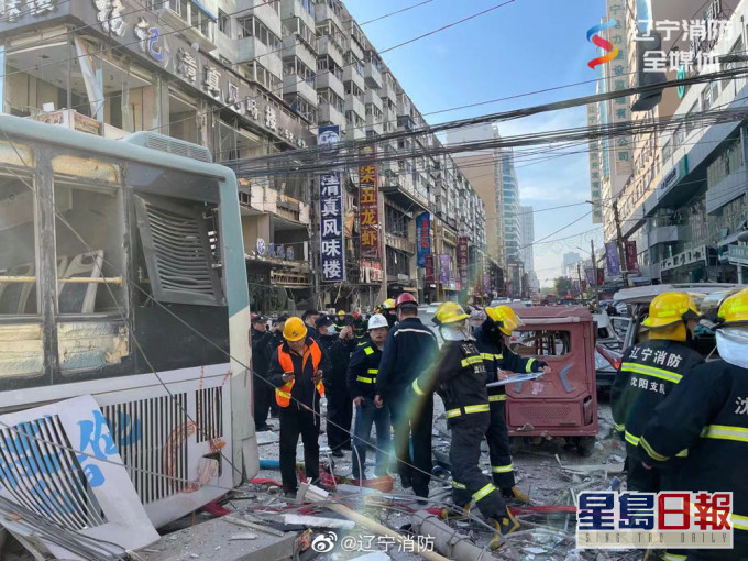 現場停泊在餐廳前的多輛汽車已經燒成空殼,有行駛中的巴士被毀。