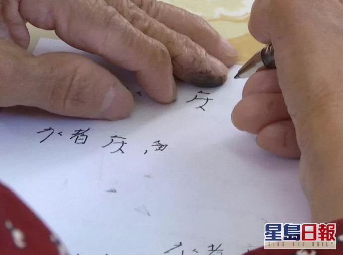 工作人員引導當事人在表格上簽字。網圖