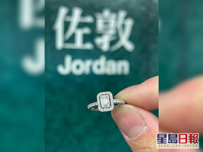 樓主在港鐵佐敦站拾獲一枚鑽戒,並在網上尋失主。「香港突發事故報料區」FB圖片