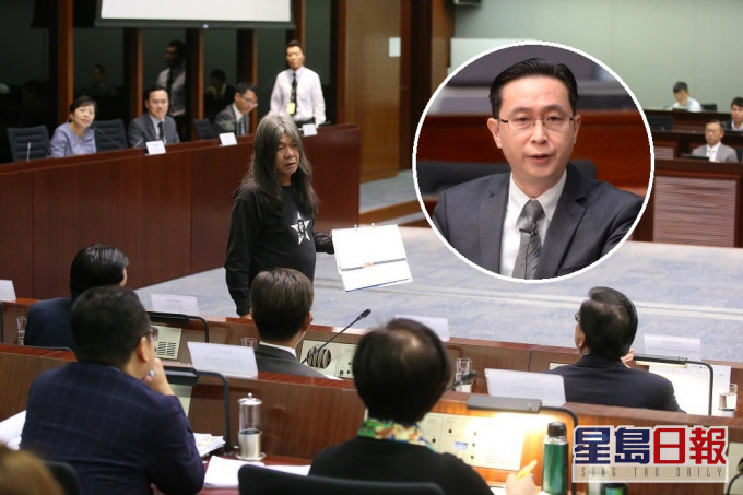 梁國雄於2016年在立法會會議上搶去時任發展局副局長馬紹祥桌上的文件。資料圖片