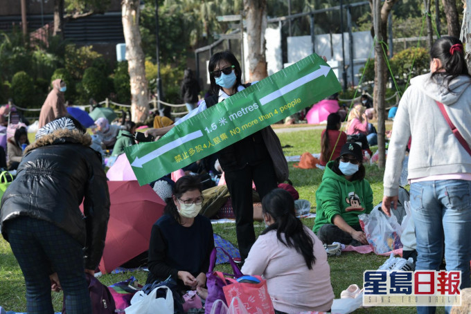 政府呼籲市民保持社交距離。