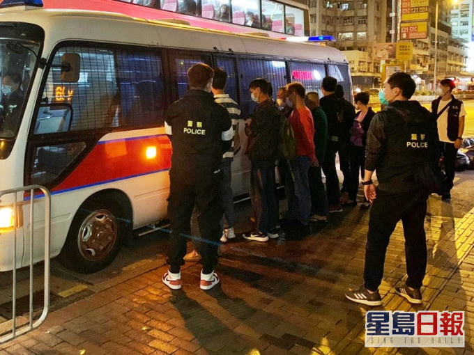 警方拘捕負責人及11名賭客。警方圖片