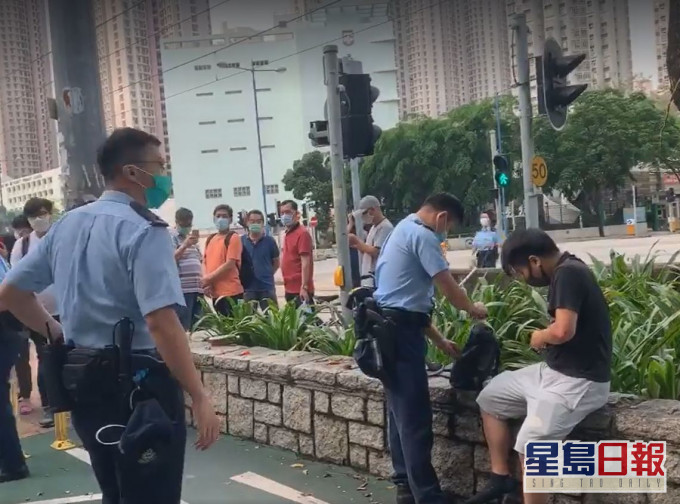 男子在天瑞邨与街站人员发生冲突后被捕。「天水连线」fb截图