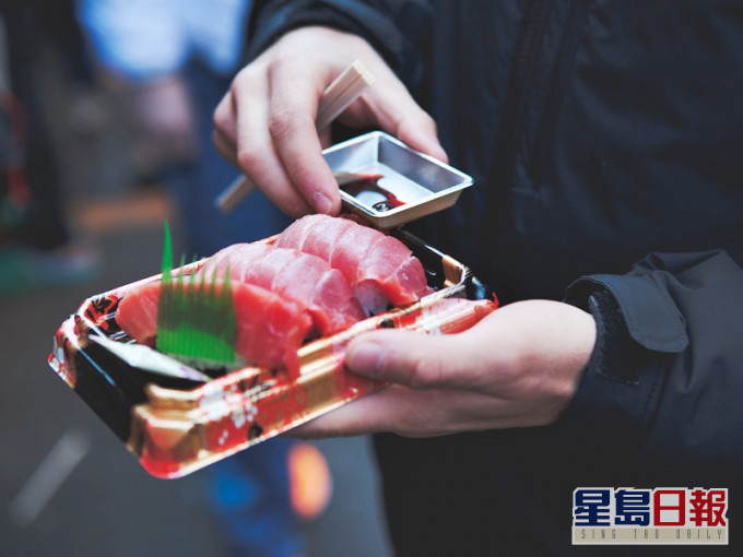 生吃食物一直都被指存在較高的食物安全風險,甚至有機會令人食物中毒。unsplash圖片