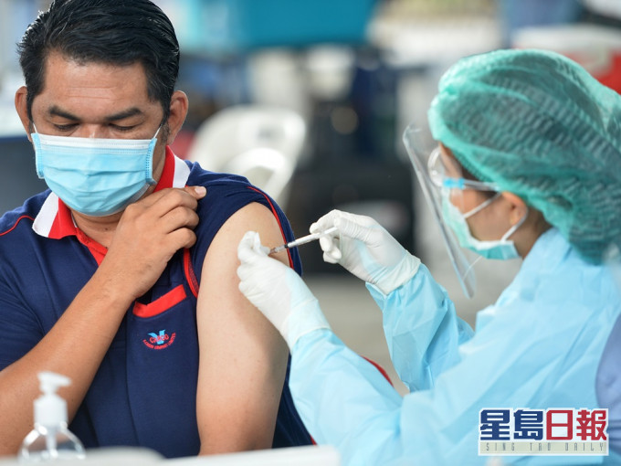研究发现两针时间相隔较长,保护率可提升至62.3%,而最理想的间隔为28天。新华社图片