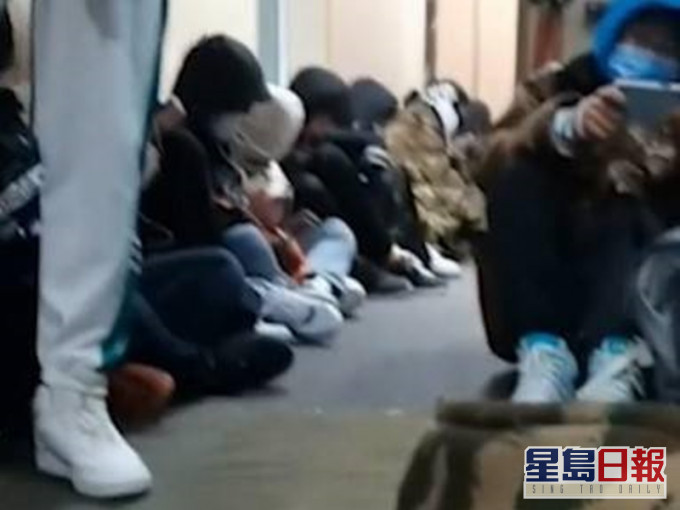 網傳大批學生清門節假擠廁所過夜。網圖