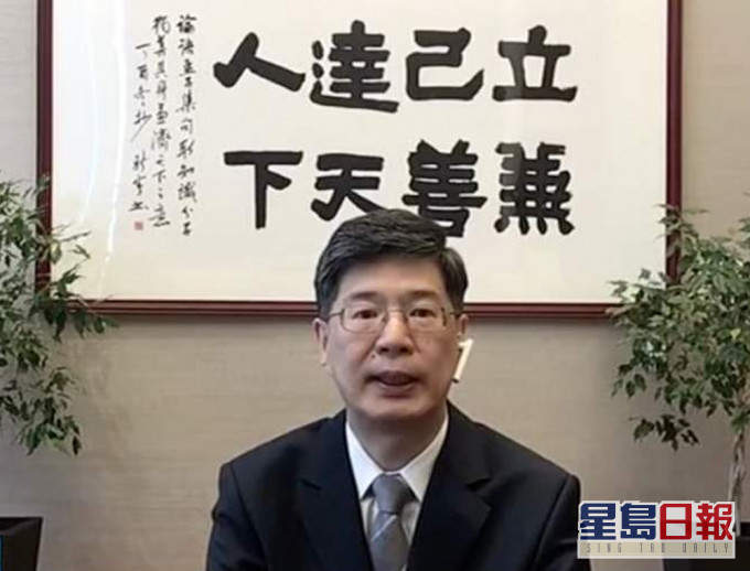 中國駐加拿大大使叢培武接受中國央視訪問。(電視戴圖)