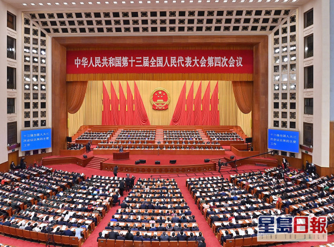 全國人大開會審議關於完善香港的選舉制度。新華社圖片