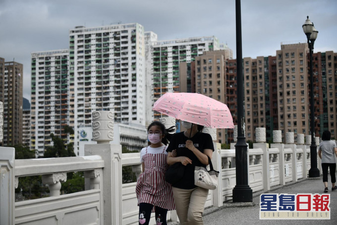 天文台预料本港地区今日大致多云,有几阵骤雨。资料图片
