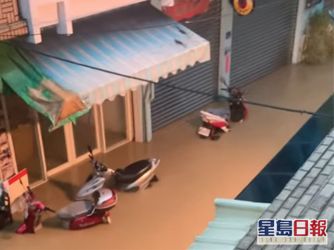 小琉球街道變河流被泥水淹沒。中時