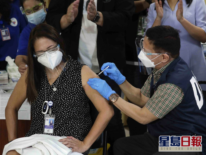 菲律宾卫生部长接种中国科兴新冠疫苗。AP图片