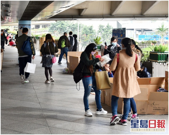 在港的外傭都戴上口罩防疫。資料圖片