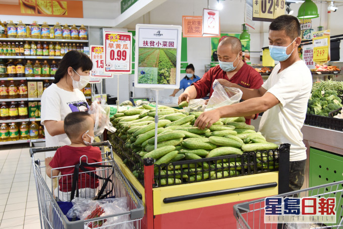 北京疾控中心專家指購買新鮮食品應戴即棄手套。