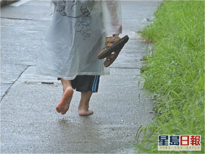 兒子因踢拖回校被罰未來一個月不準著鞋。資料圖片