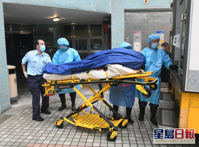 女死者遺體由仵工移往殮房。