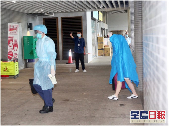 該名女子(右)今早由救護車送往東區醫院。