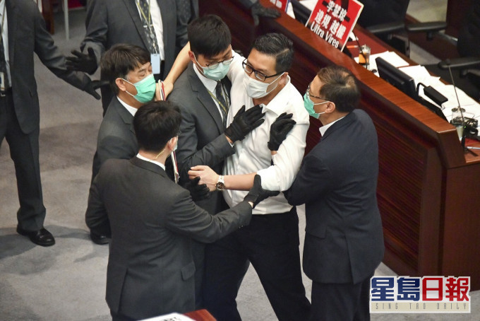 保安員制止民主派議員靠近主席台。資料圖片