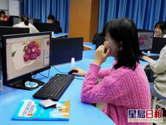 有黑客趁網購風氣盛,製作二維碼促銷廣告引導用家進入虛構的網站,以騙取其信用卡資料。