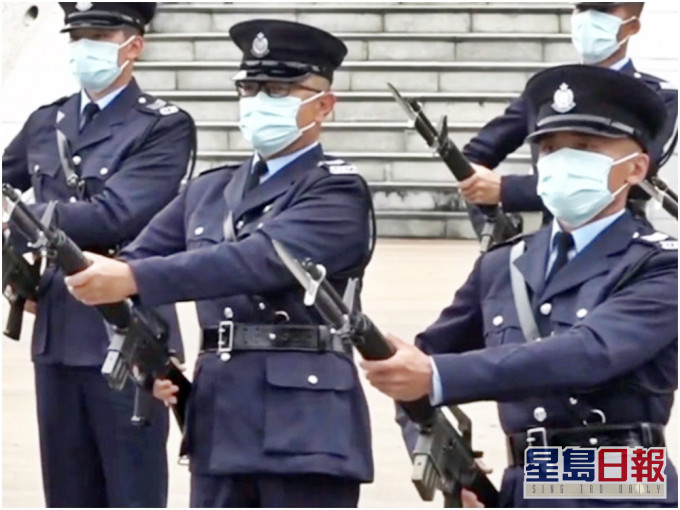 警方首次公開演示中式步操。「香港警察」fb live撮圖
