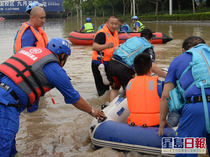 鄭州暴雨成災,已增至51人遇難。新華社圖片