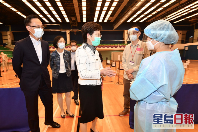 林郑月娥(左四)指全民检测计划带来裨益远多过几亿元开支。 资料图片