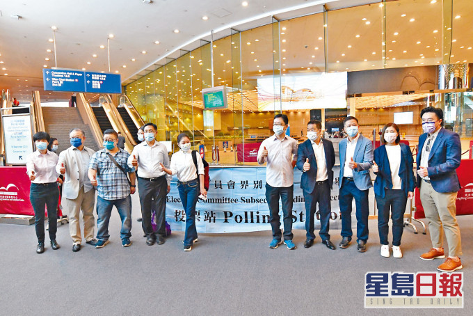■競爭激烈的社福界,選委在投票站外拉票。