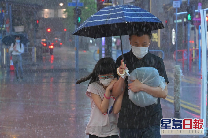 天文台预料本港地区今日大致多云,局部地区有骤雨及雷暴,能见度较低。资料图片