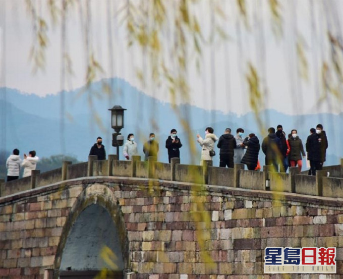 杭州西湖景區開放後,不少遊客前往遊覽。新華社