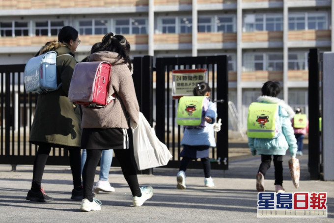 日本全國所有小學、初中和高中由今日起暫時停課。AP資料圖片