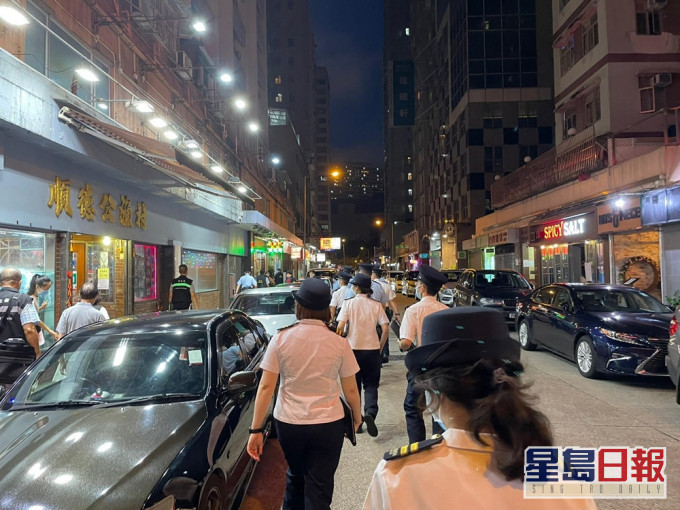 警方于油麻地突击搜查食肆暗中营业。警方图片