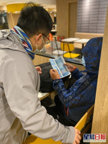 麥當勞早前暫停晚市堂食,無家者協會一度總動員出發各區,為露宿者應急。受訪者提供