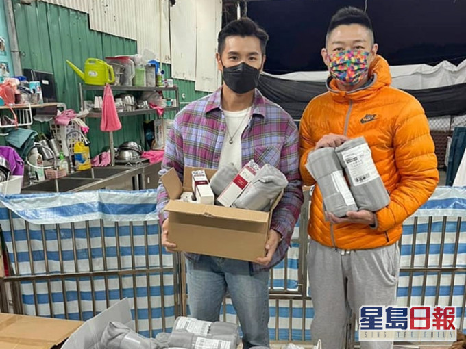 艺人陈展鹏及杨证桦齐齐出动到狗场,并准备了一些毛巾给狗狗们保暖。Facebook图片