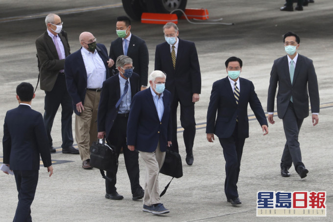 美國非官方代表團訪台,台外交部長吳釗燮及美國在台協會處長酈英傑,在松山機場迎接。AP圖片