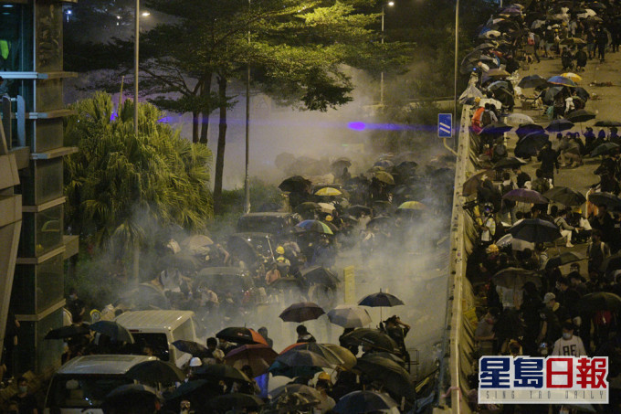 警方去年11月中旬圍堵理大,大批示威者欲營救理大內的示威者,與警方爆發激烈衝突。資料圖片