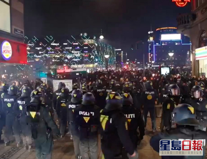 民眾舉行示威,抗議防疫限制措施。網圖