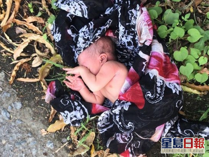 女婴惨遭遗弃垃圾堆中。网图