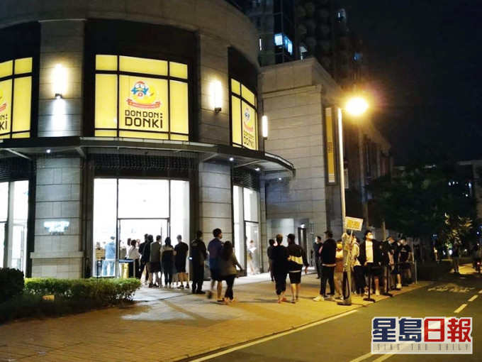 有網民發現,凌晨1時許仍有大批市民正排隊等候進入新開的Donki將軍澳分店。網民Cali Miel圖片