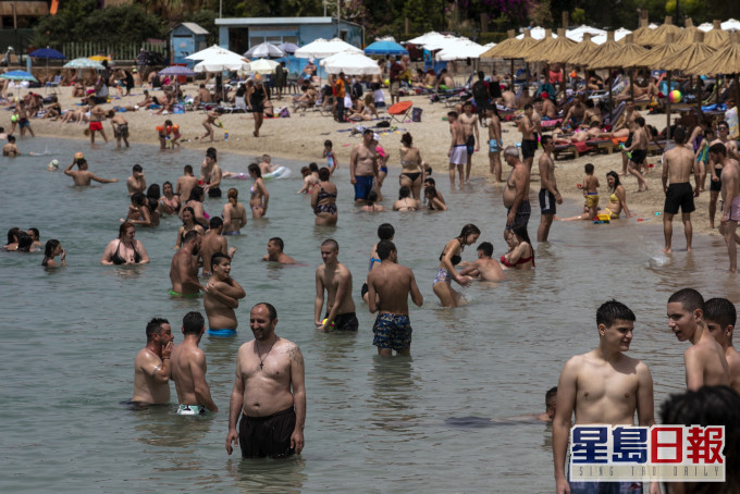 希腊重开海滩,游客大增。AP图