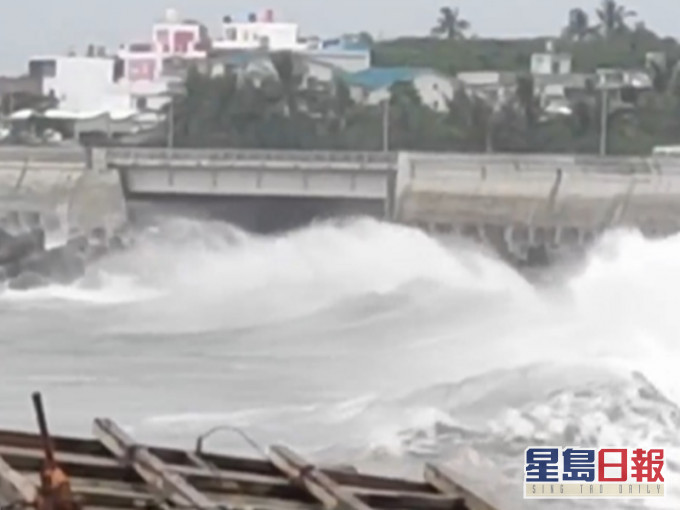 蘭嶼錄最強12級陣風,掀起7米巨浪。網圖