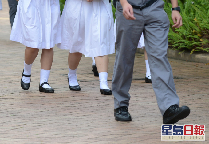 有學生因為皮鞋未乾透所以穿拖鞋上學，被罰記小過或者整月在學校脫鞋。示意圖片