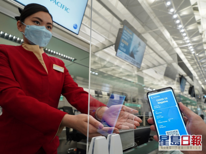 旅客其後辦理登記手續時向航空公司職員出示該通行證。