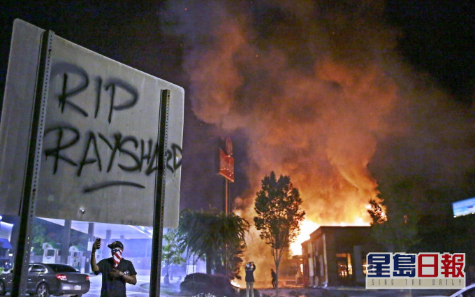 阿特蘭大發生一宗黑人被警察殺死的案件，示威者放火燒毀事發地點快餐店Wendy's。AP