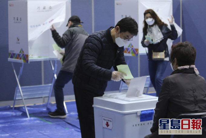南韓今日(15日)舉行第21屆國會議員選舉。AP圖