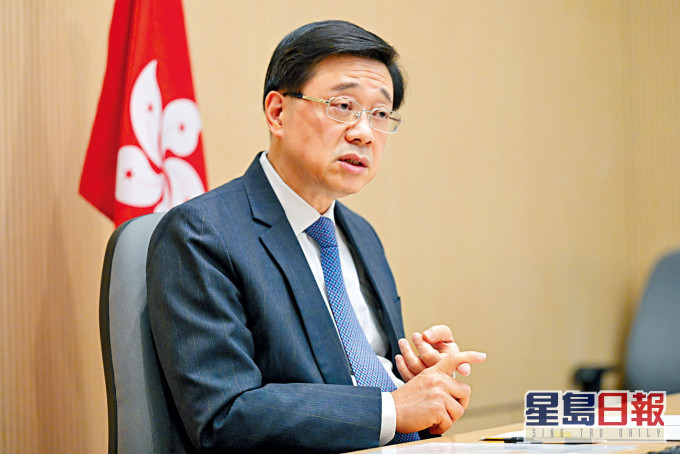 李家超率領香港特別行政區代表到深圳，準備明日出席第二次內地與香港疫情防控工作對接會議。資料圖片