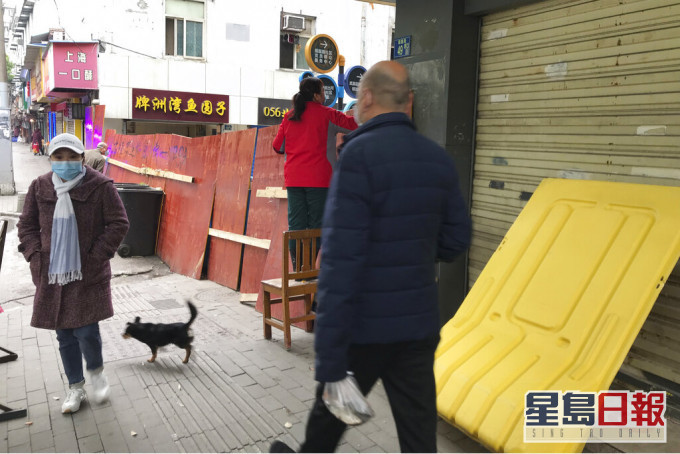 武汉小区继续限制外出。AP