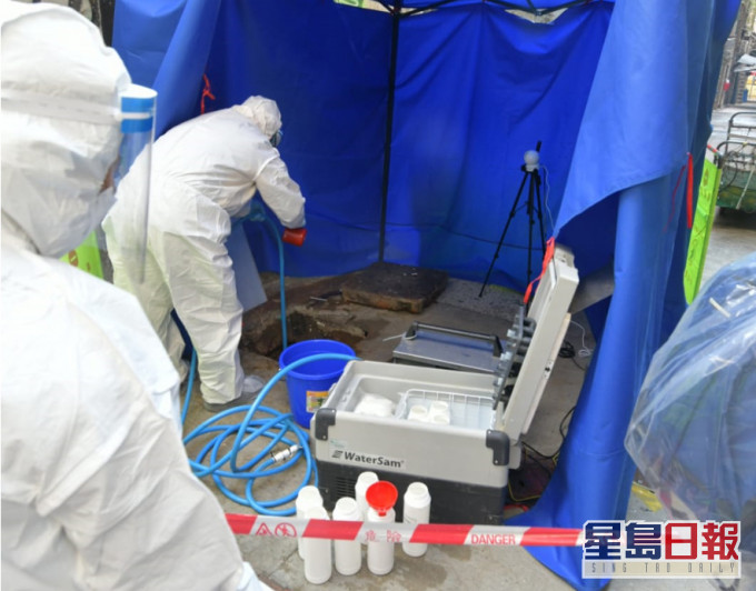 渠務署派員到油麻地佐敦指定區域抽取污水樣本化驗。