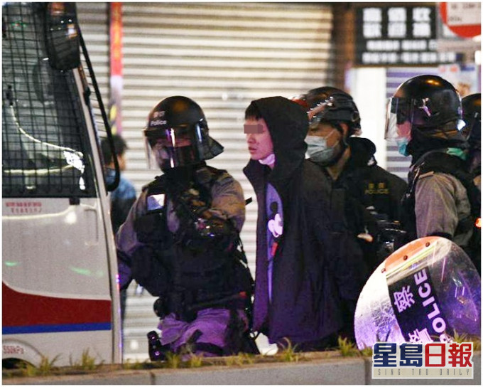 消息指,警方在行中拘捕約110人。