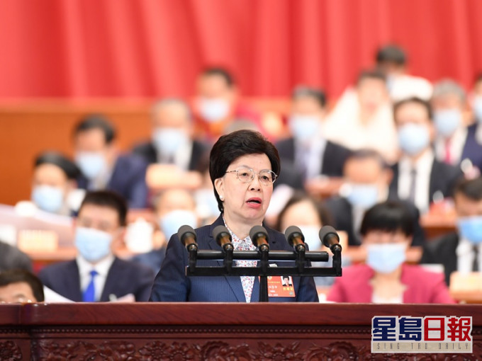 陳馮富珍委員在大會上發言。新華社