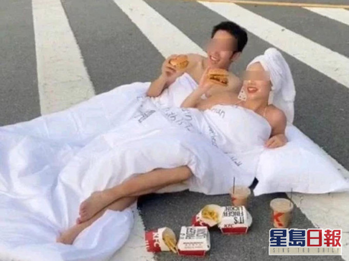 山東情侶半裸裹床單躺斑馬線上拍婚照。(網圖)