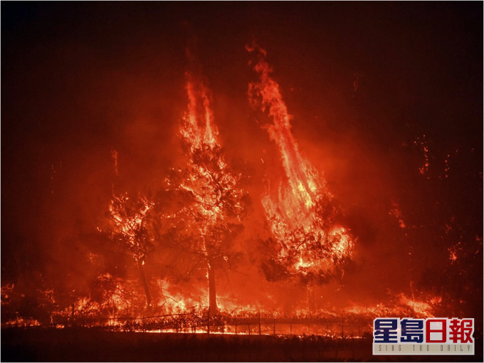 納帕山谷核心地區爆發山火,數個社區與一家醫院需疏散。AP圖片